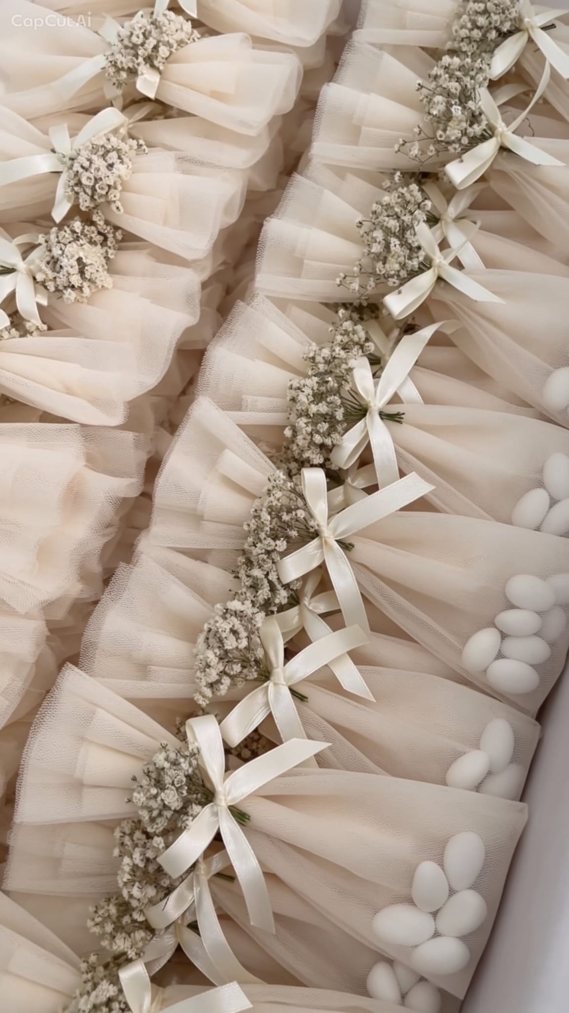 Bomboniera Solidale Elegante con Fiori Secchi e Fiocco in Raso