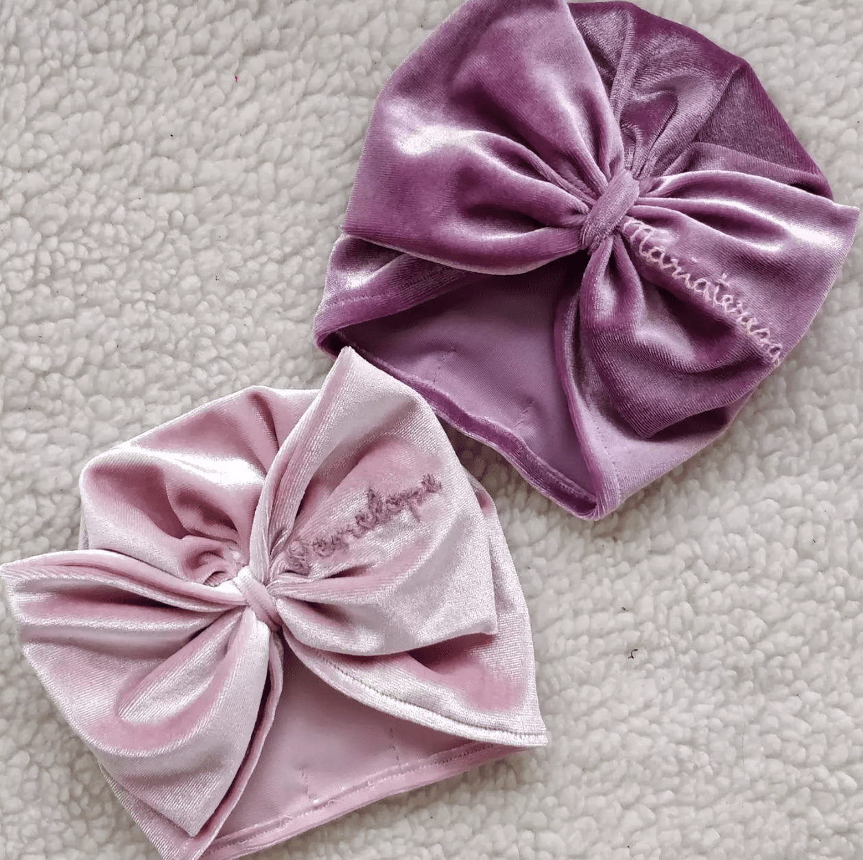 Turbantino in velluto baby con nome ricamato - Grafica NaturaleAccessori Neonato